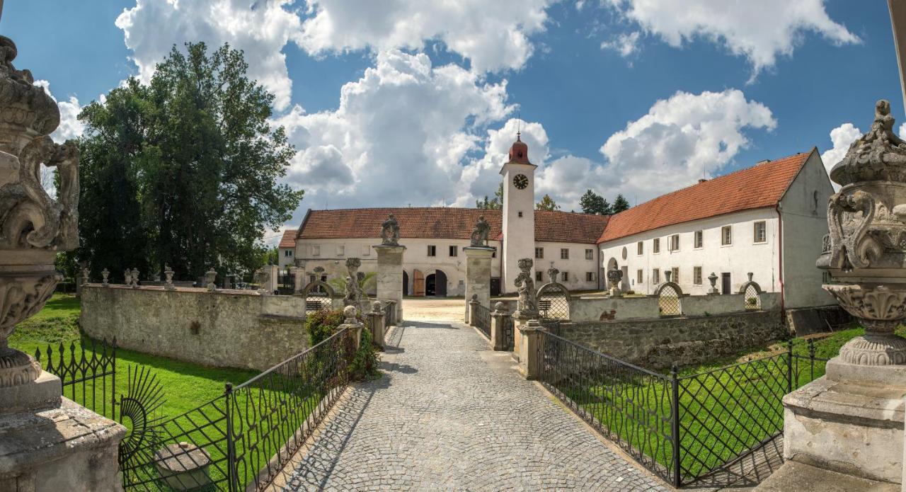 安纳贺夫酒店 Domašov 外观 照片